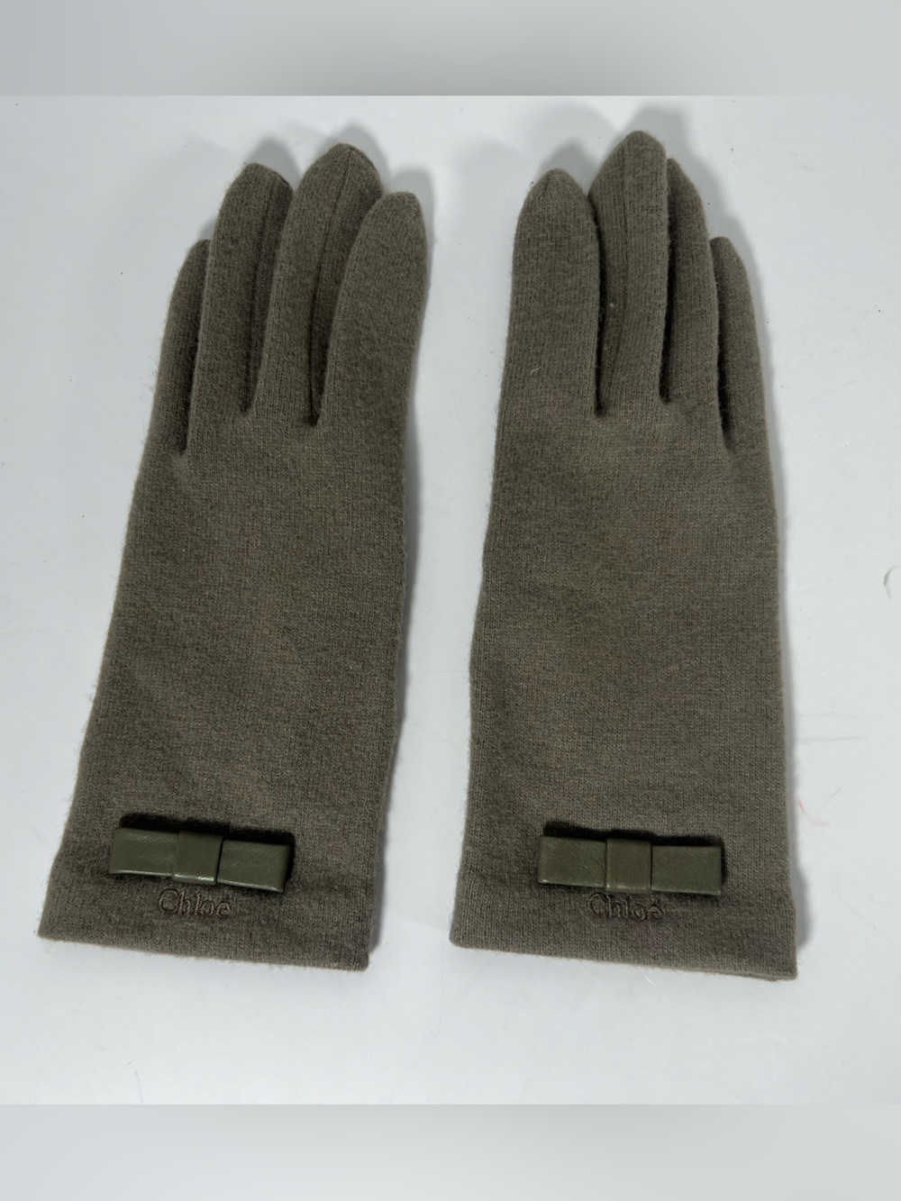 6003: Chloé Gray Taupe Knit Bow Gloves Estimated Women’s Medium